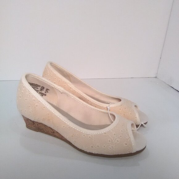 American Eagle Kids/Little Girls Wedge Heel Shoes Color Cream Size 10 1/… - Picture 9 of 9